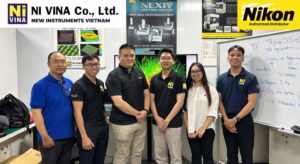 Ông Clement Khaw và kỹ sư Nivina mảng Kính hiển vi Sinh Học Nikon