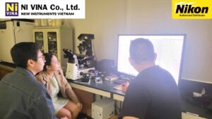 Kỹ sư Nivina được đào tạo kính hiển vi sinh học nikon